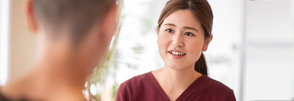 多系統萎縮症の最新治療を説明する鍼灸師 吉池 加奈