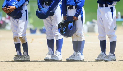 野球をする少年